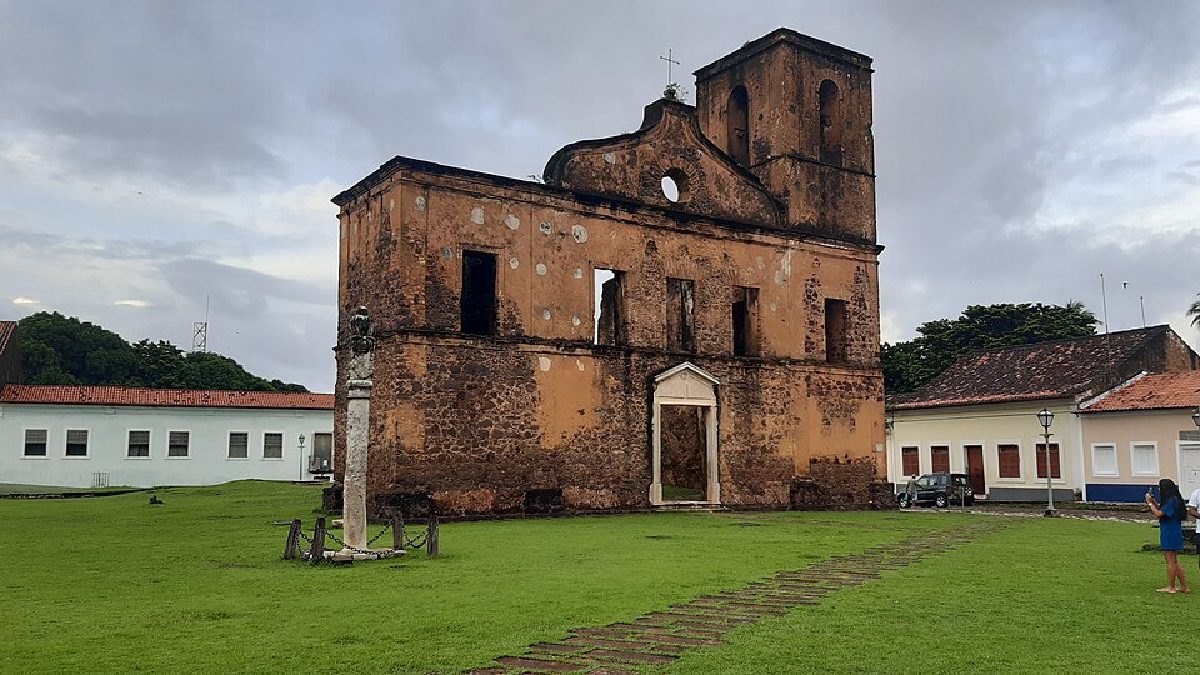 Ruínas de igrejas e casarões, bem como prédios históricos conservados do centro histórico tombado, já podem ser encontrados diretamente na praça (Foto: Ridiculopathy / Wikimedia Commons)