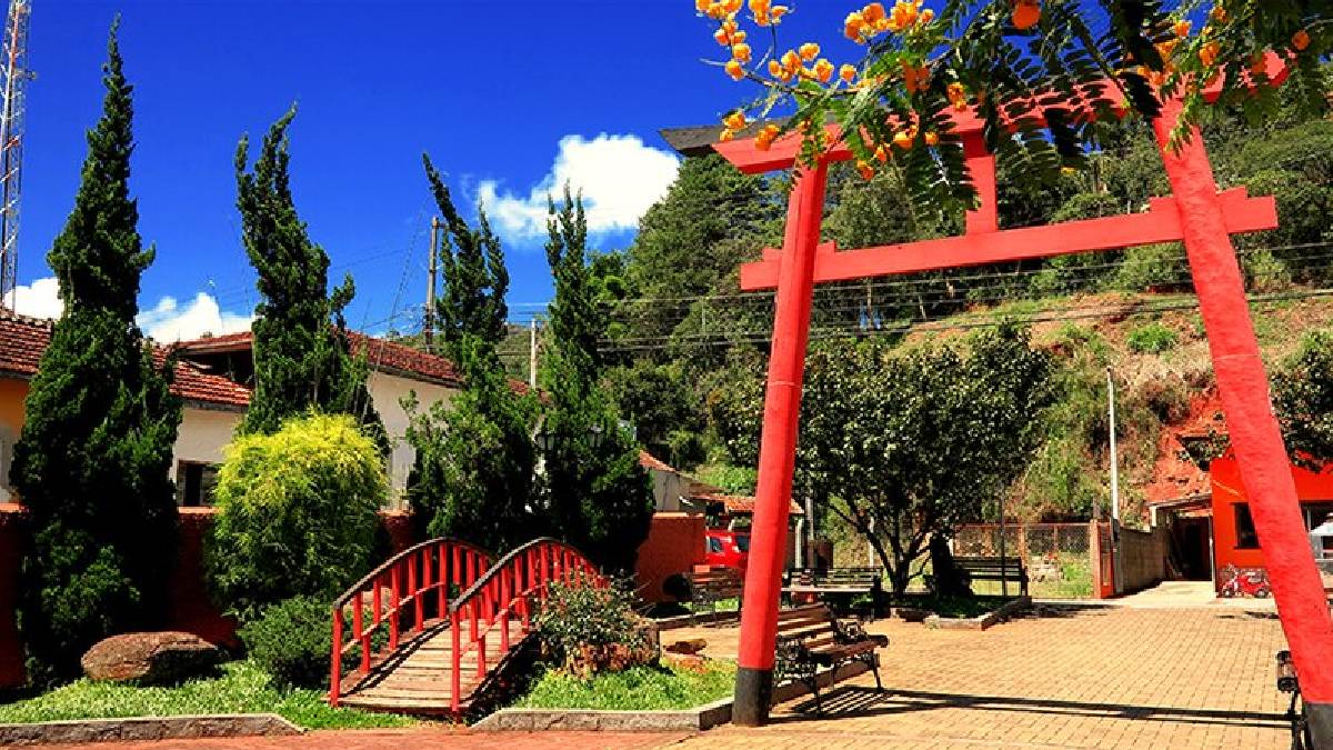Praça do Artesão combina arquitetura japonesa em homenagem aos imigrantes que ajudaram na fundação do interior paulista