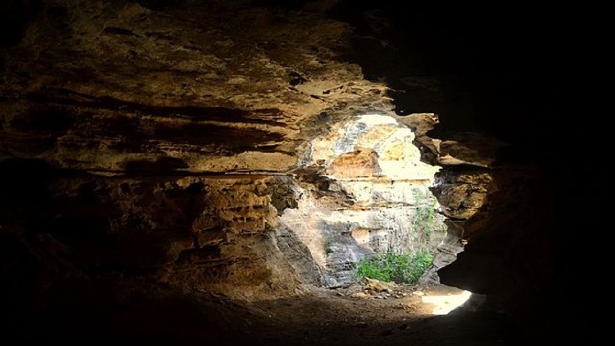 Apesar de não explorado na novela, Furna Feia tem um forte apelo para o turismo em cavernas (Foto: Juan Carlos Vargas Mena / Wikimedia Commons)
