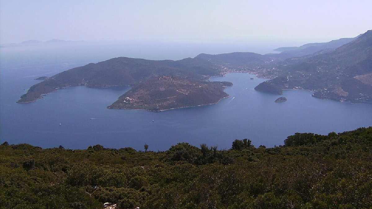Ítaca aparece na tradição homérica como o destino final de Odisseu após a Guerra de Troia e anos de viagem pelo mar (Foto: Al turtusi / Wikimedia Commons)