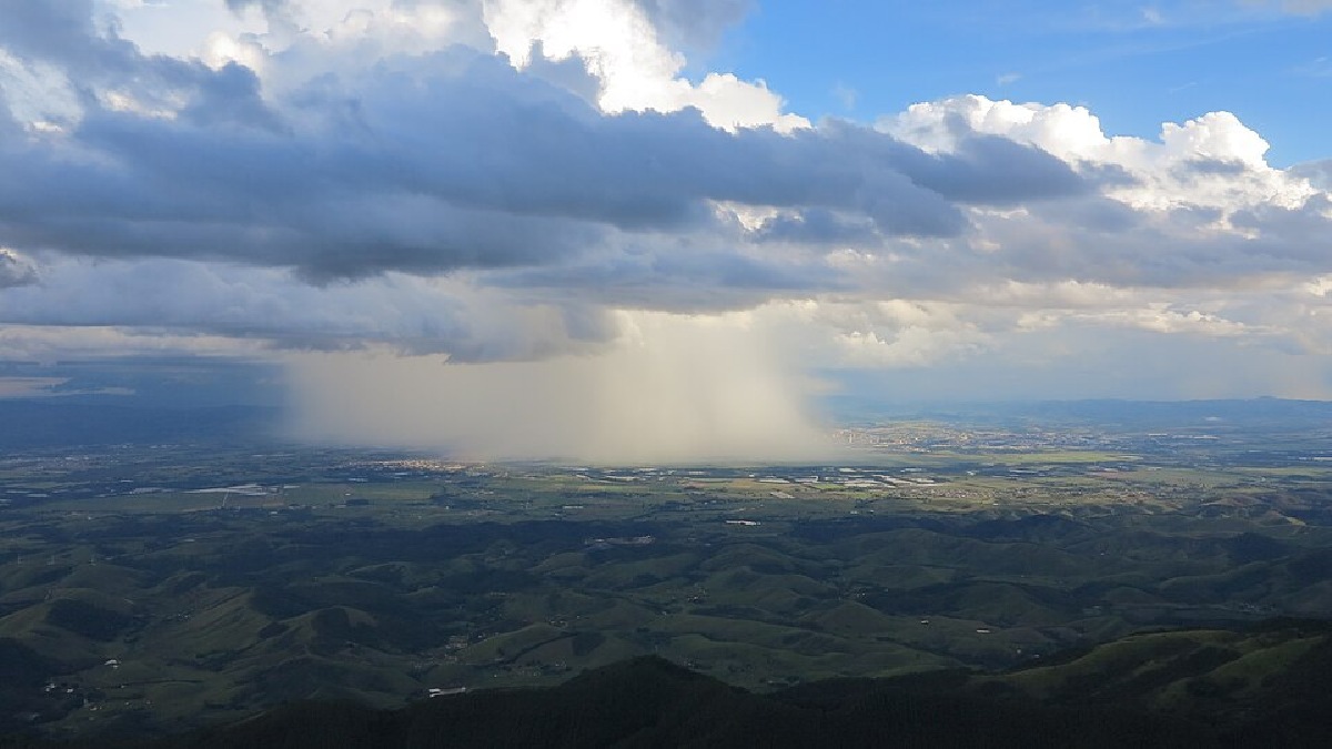 Formação de chuva próxima do Pico Agudo (Foto: Denizelucinda / Wikimedia Commons)