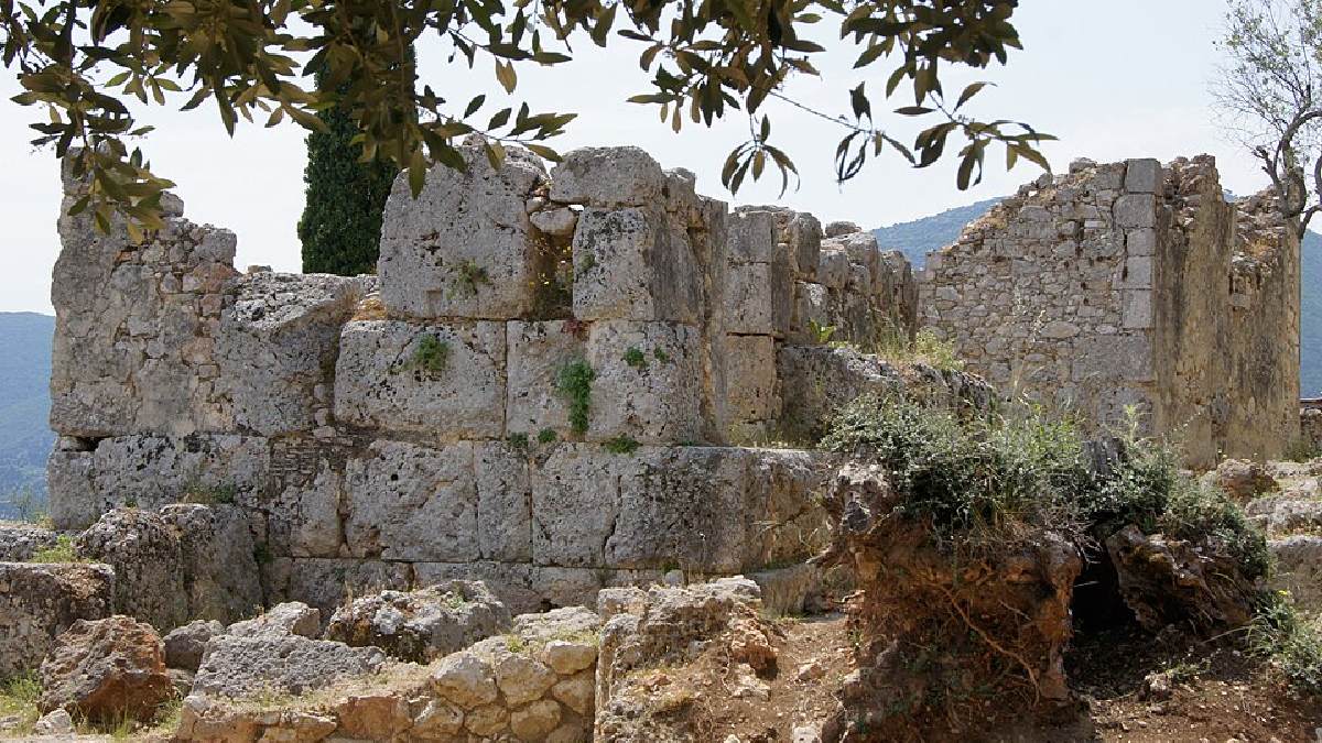 Vestígios nas alturas de Stavros são associados pela tradição local ao palácio de Ulisses e fazem parte do imaginário arqueológico da ilha (Foto: Praxinoa / Wikimedia Commons)