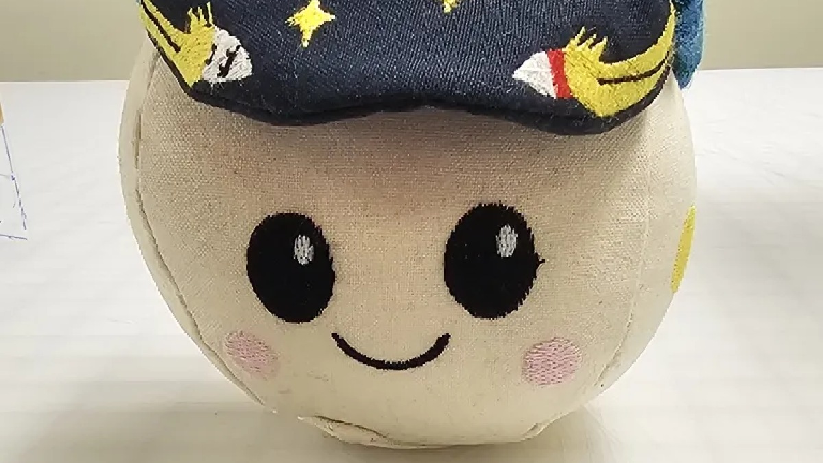 A nave também conta com um quinto tripulante, o carismático Rise, um boneco de pano cujo 