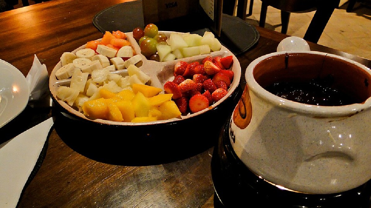Fondue de chocolate servido no restaurante Santa Truta (Foto: Deni Williams / Wikimedia Commons)