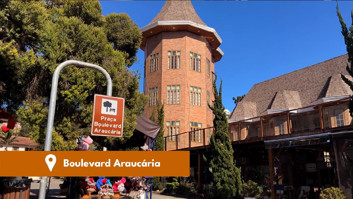 Praça Boulevard Araucária é um dos cartões-postais urbanos da cidade, com clima europeu e restaurantes (Foto: Reprodução / YouTube / Viagens Cine)