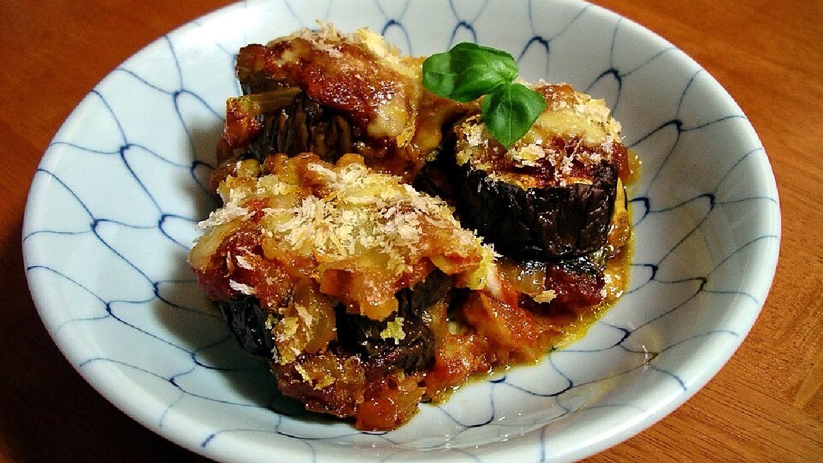 A Melanzane alla Parmigiana consiste em fatias de berinjela assadas, cobertas com molho de tomate e queijo, como mussarela ou parmesão (Foto: Blue Lotus / Wikimedia Commons)