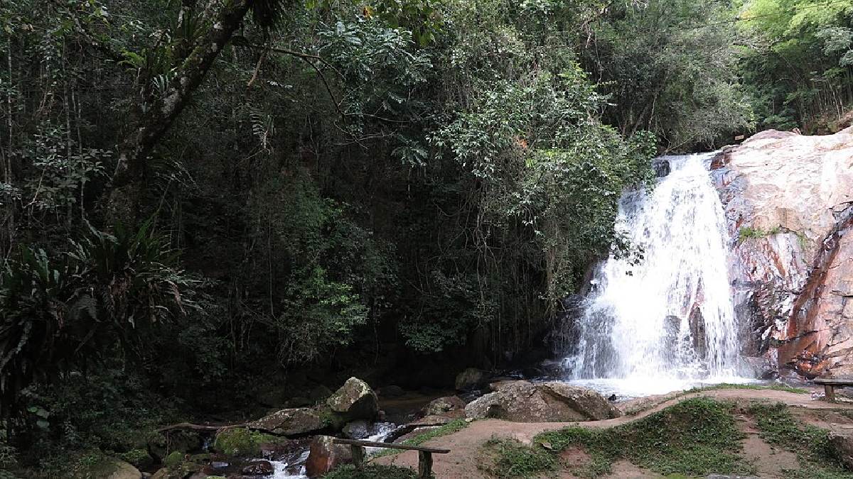 A Cachoeira do Lageado entra no roteiro de quem procura contato com a natureza em uma cidade de serra que vai além do clima frio (Foto: Denizelucinda / Wikimedia Commons)