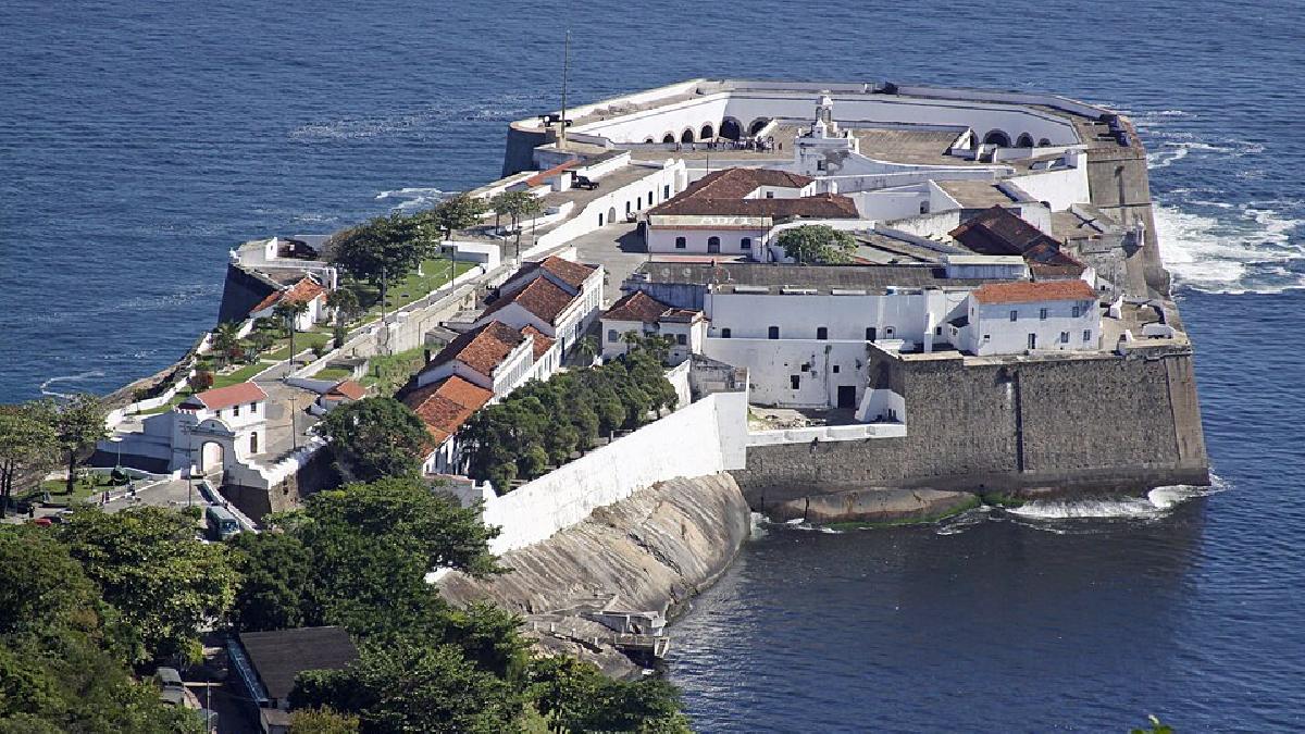 Dentre as locações reais utilizadas, estão a Fortaleza de Santa Cruz da Barra, Rio de Janeiro (Foto: Halley Pacheco de Oliveira / Wikimedia Commons)