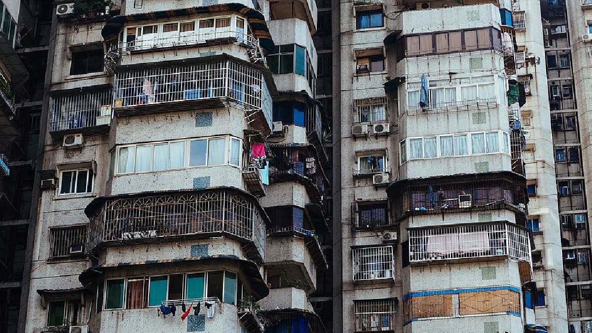 Devido à densidade de prédios, a maior parte das pessoas vivem em apartamentos como os desse registro (Foto: Nick Turner / Wikimedia Commons)