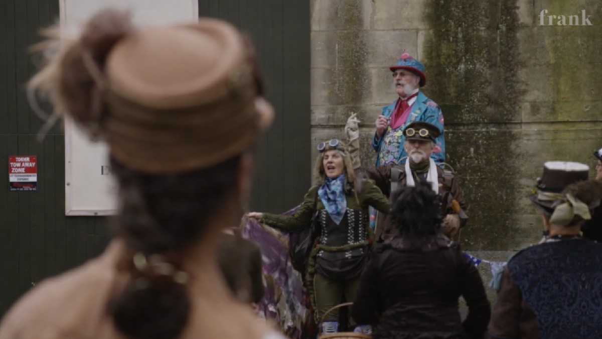 A cidade conta com diversos festivais recorrentes, dentre eles os maiores são o Steampunk NZ Festival e Ōamaru Victorian Heritage Celebrations (Foto: Reprodução / YouTube)