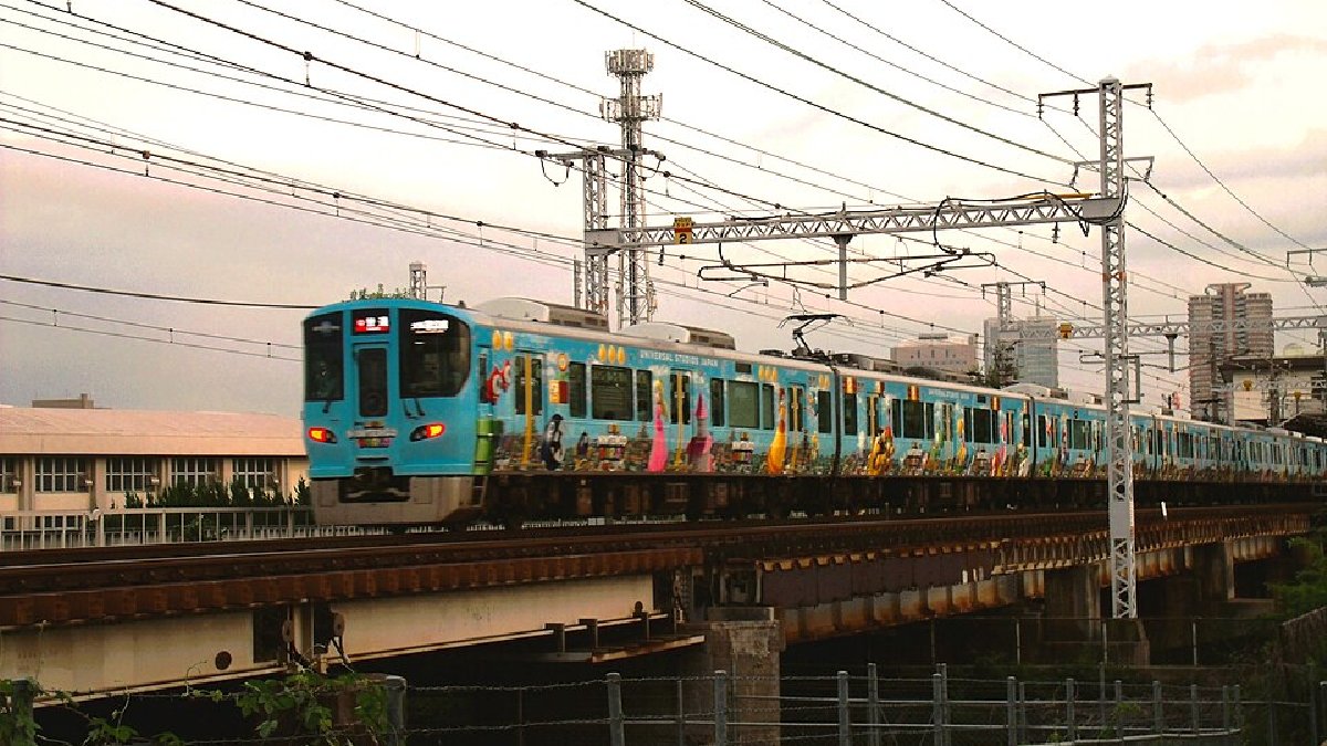 Trem decorado com a temática de Super Mario na cidade de Osaka, que sedia um dos parques (Foto: Mr.ちゅらさん / Wikimedia Commons)