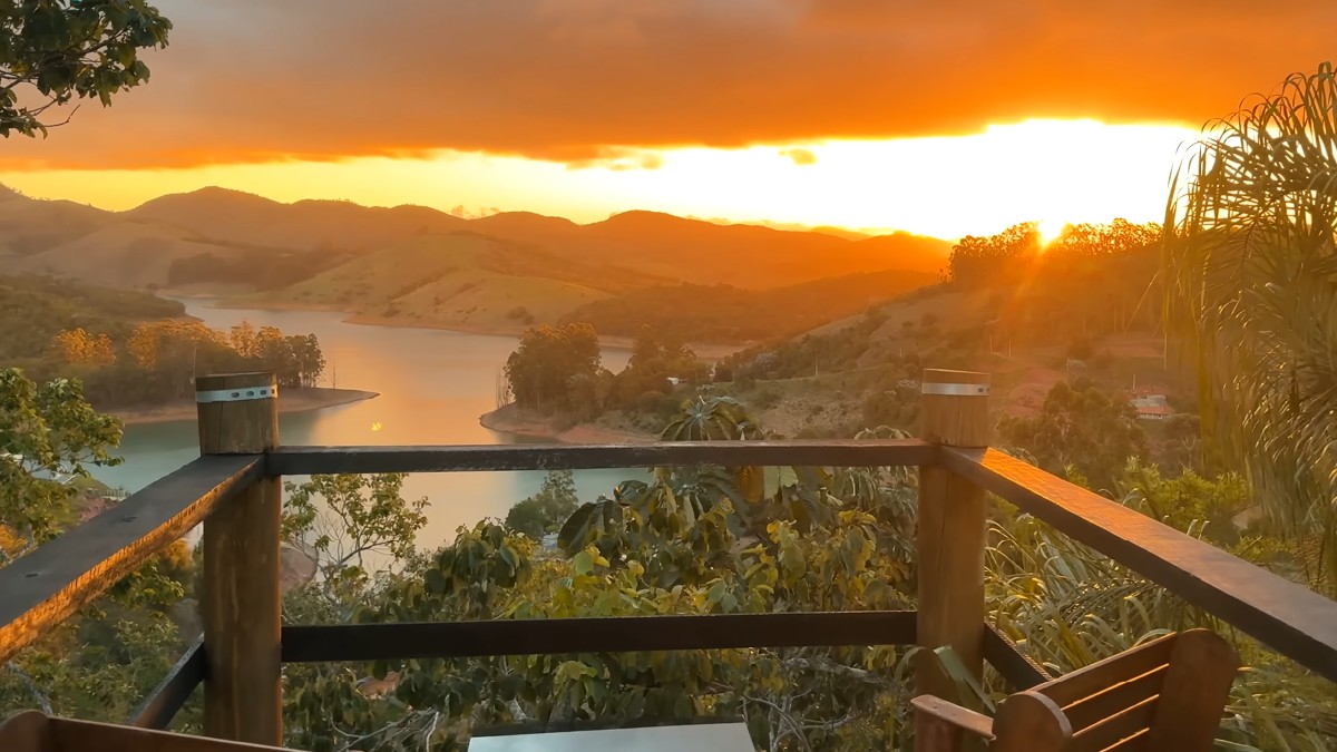 Vista de um dos chalés da cidade durante o pôr do sol (Foto: Reprodução / YouTube / Vamos Fugir Blog)