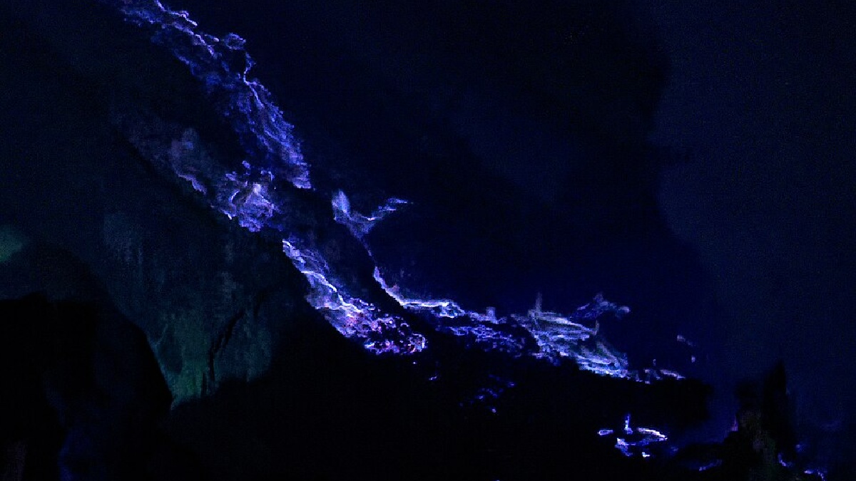 O fogo azul é uma das marcas visuais do Ijen, mas a cratera também é conhecida por gases tóxicos e mineração de enxofre (Foto: Jakub Hałun / Wikimedia Commons)
