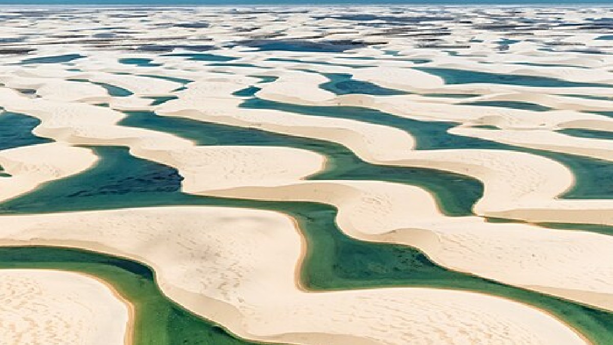 A água da chuva fica represada entre as dunas e forma lagoas sazonais no parque (Foto: Julius Dadalti / Wikimedia Commons)