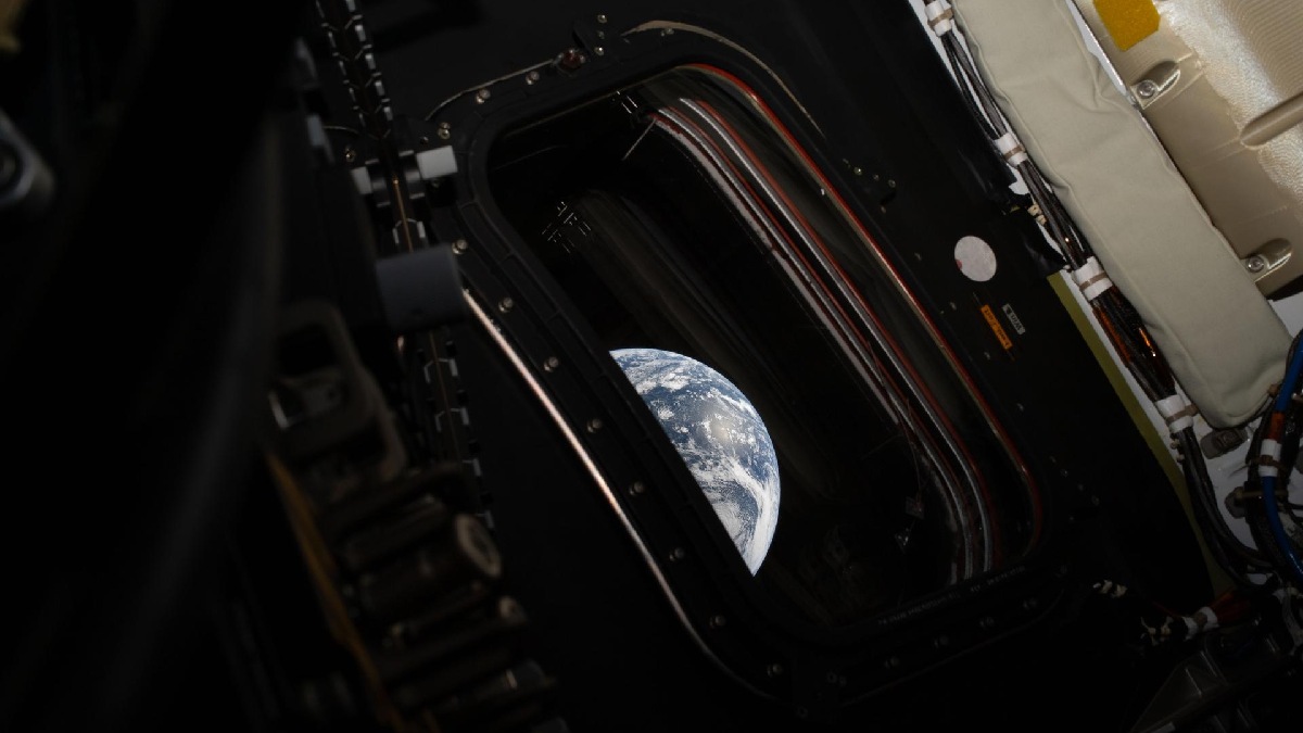 A tripulação superou o recorde de distância humana em relação à Terra, antes pertencente à Apollo 13 (Foto: NASA)