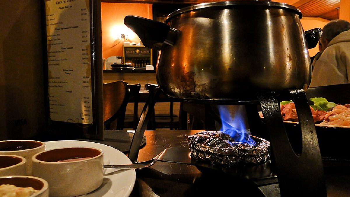 Cidade tem destaque no turismo gastronômico com ingredientes típicos da serra (Foto: Deni Williams / Wikimedia Commons)