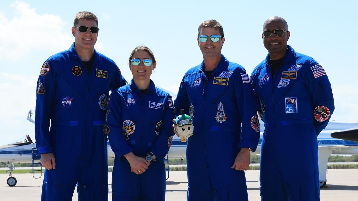 Da esquerda para a direita, o especialista da missão Artemis II, Jeremy Hansen, da CSA (Agência Espacial Canadense), a especialista da missão Christina Koch, o comandante Reid Wiseman e o piloto Victor Glover (Foto: NASA / Kim Shiflett)