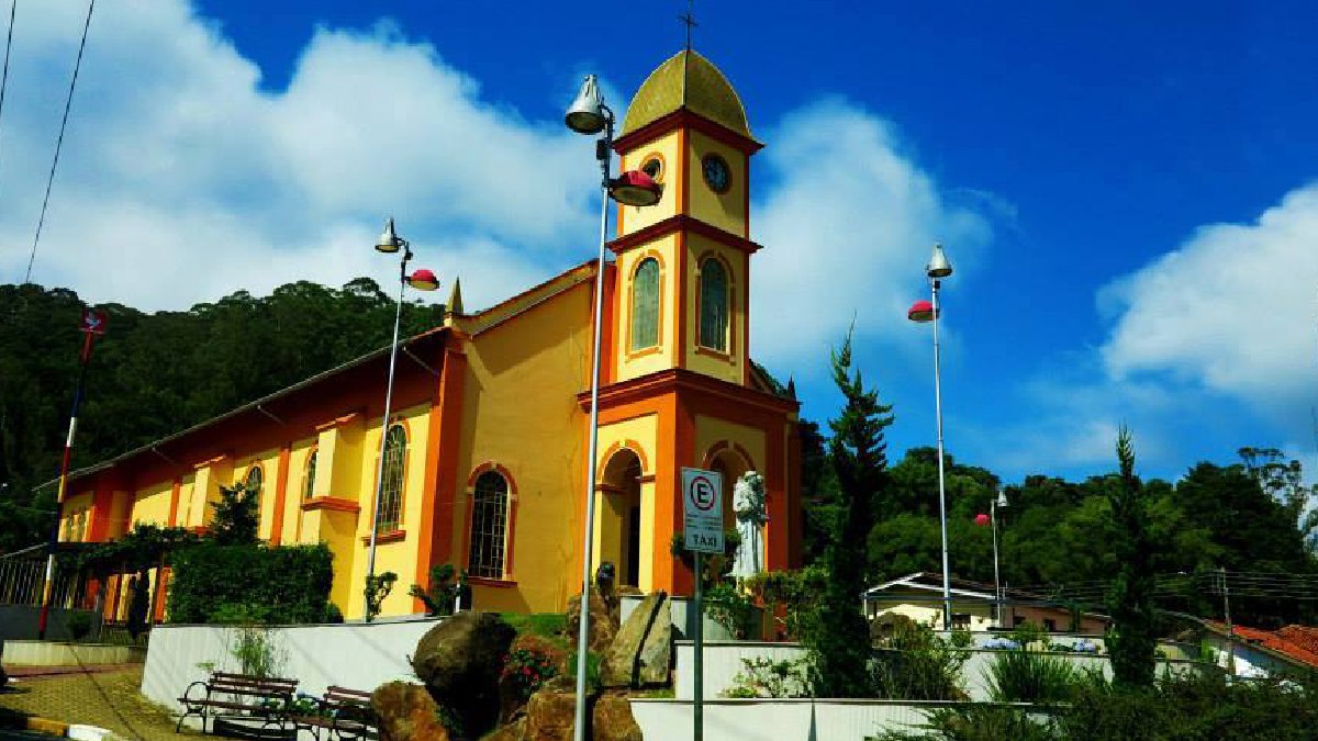 A Igreja Matriz está entre os marcos urbanos de Santo Antônio do Pinhal e reforça o perfil de cidade pequena, acolhedora e ligada ao turismo de contemplação (Foto: Denizelucinda / Wikimedia Commons)