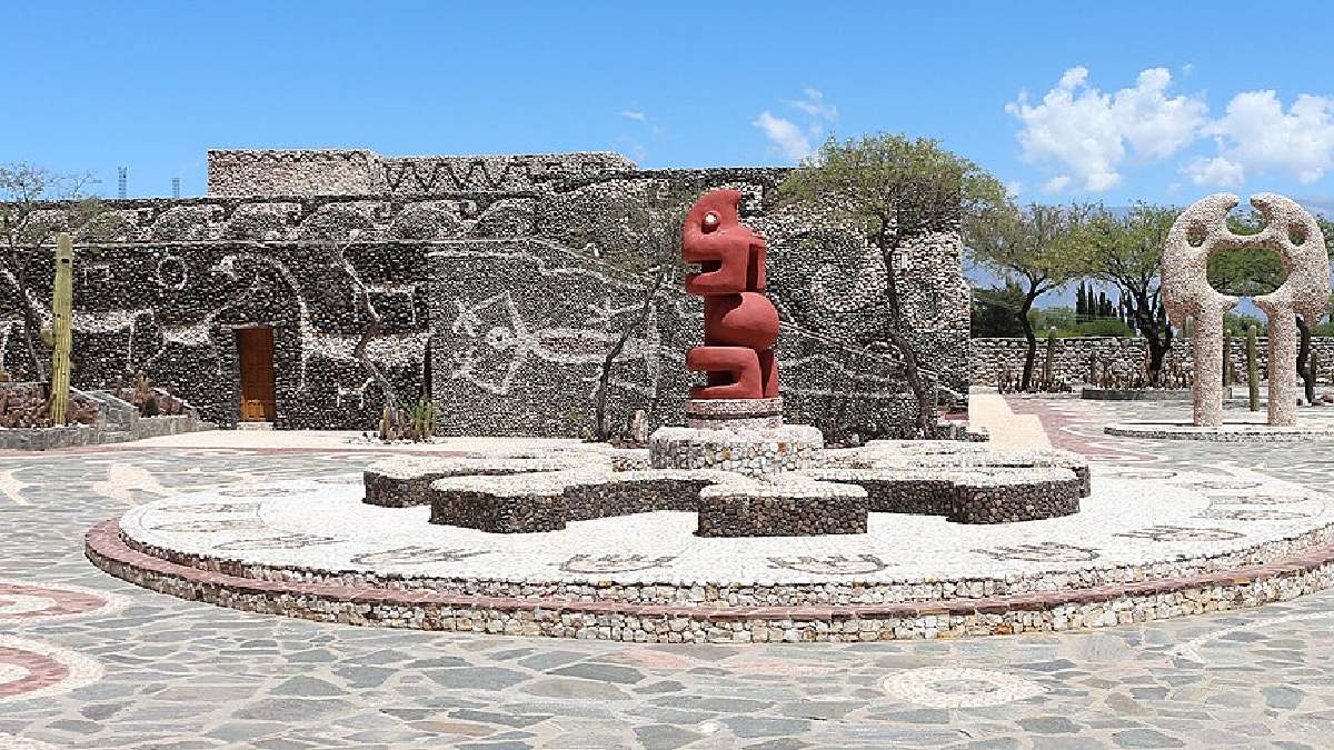 Muitos dos quais transformam diversos elementos de sua cultura em termos, como é o caso da antiga deusa pachamama que hoje pode ser utilizada como um termo. e não mais apenas uma divindade (Foto: Bernard Gagnon / Wikimedia Commons)