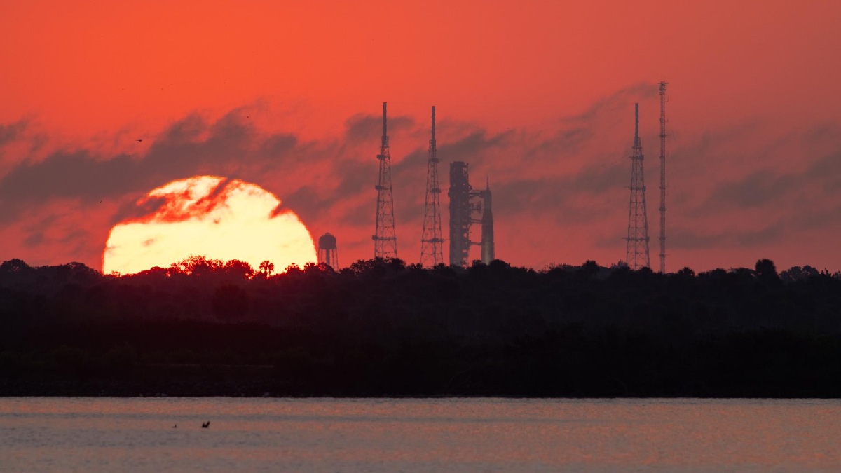 O Sol nasce atrás do foguete Artemis II e da espaçonave Orion no Complexo de Lançamento na Flórida, antes do lançamento da missão (Foto: NASA / Ben Smegelsky)