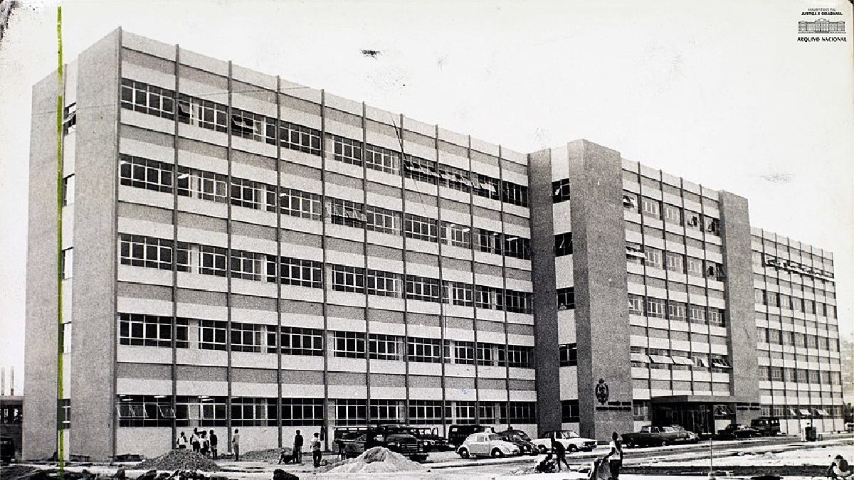 A mudança estadual foi feita em diversas frentes, como é o caso da antiga Universidade do Estado da Guanabara (UEG), que atualmente é chamada de Universidade Estadual do Rio de Janeiro (UERJ) (Foto: Arquivo Nacional / Wikimedia Commons)