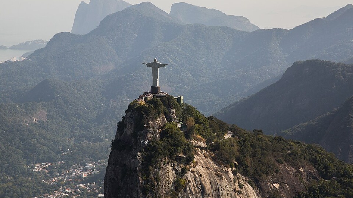 Feito em concreto armado e revestido em pedra-sabão, tornou-se símbolo religioso e urbano da cidade (Foto: MTur Destinos / Wikimedia Commons)