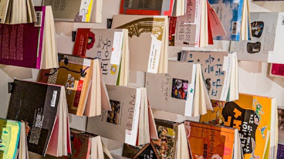 Livros coreanos expostos em uma parede ajudam a ilustrar o bloco asiático e podem acompanhar palavras como nunchi, tsundoku e komorebi, ligadas a percepção social, leitura e contemplação (Foto: Charl Durand / Pexels)