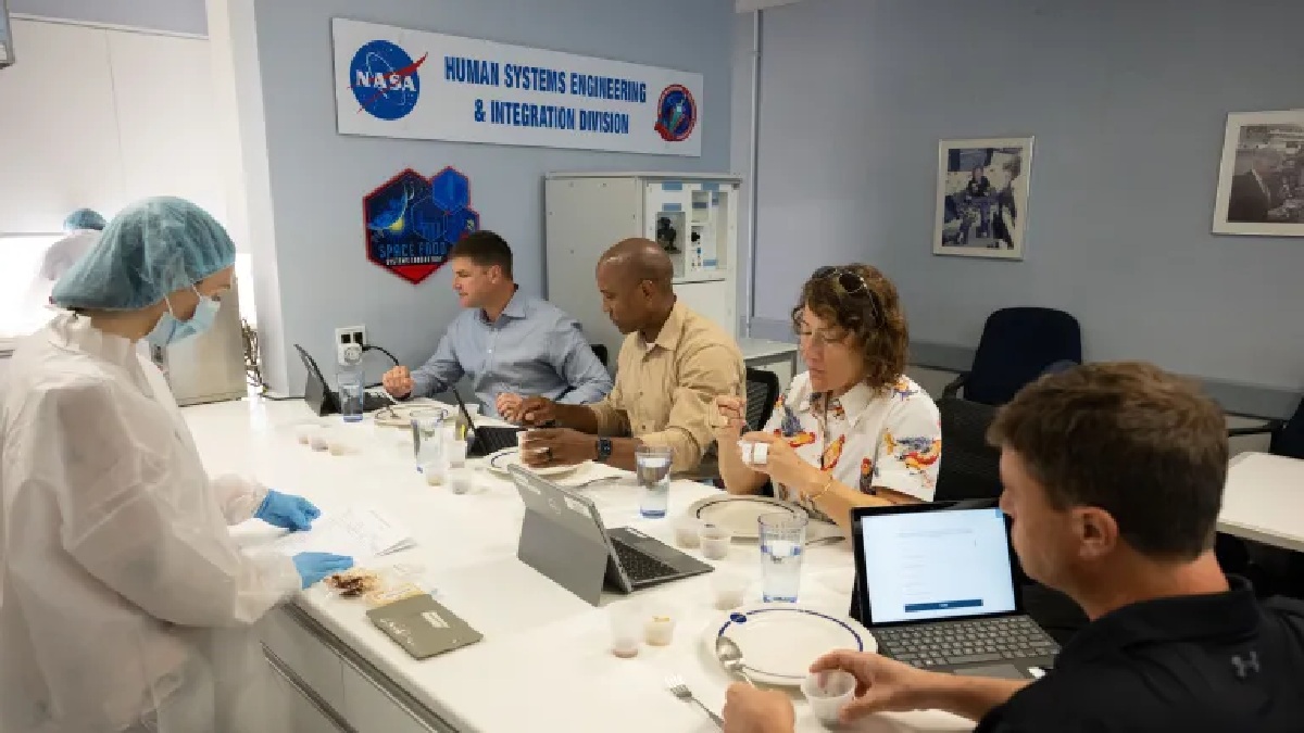 A tripulação também quebra outros limites, mas, dessa vez sociais, enviando o primeiro astronauta negro e a primeira astronauta mulher para uma missão do gênero (Foto: NASA / James Blair)