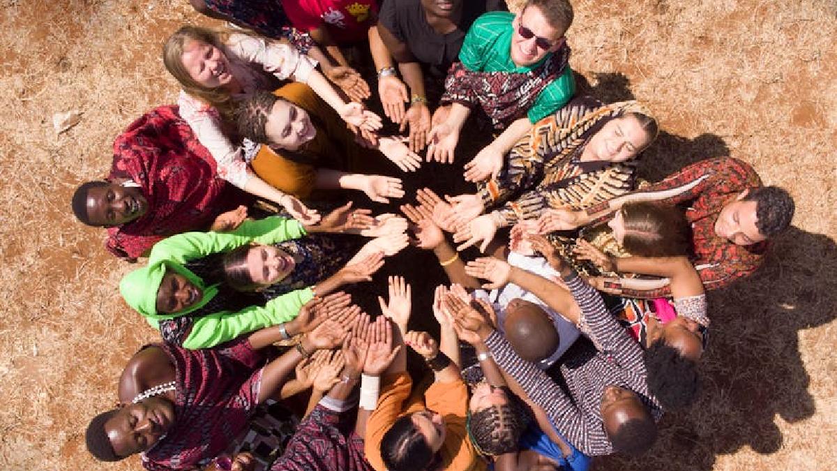 O grupo de mãos unidas na Tanzânia é uma imagem direta para ubuntu, termo associado à humanidade compartilhada e à ideia de que a identidade individual também se constrói no coletivo (Foto: Alex Levis / Pexels)
