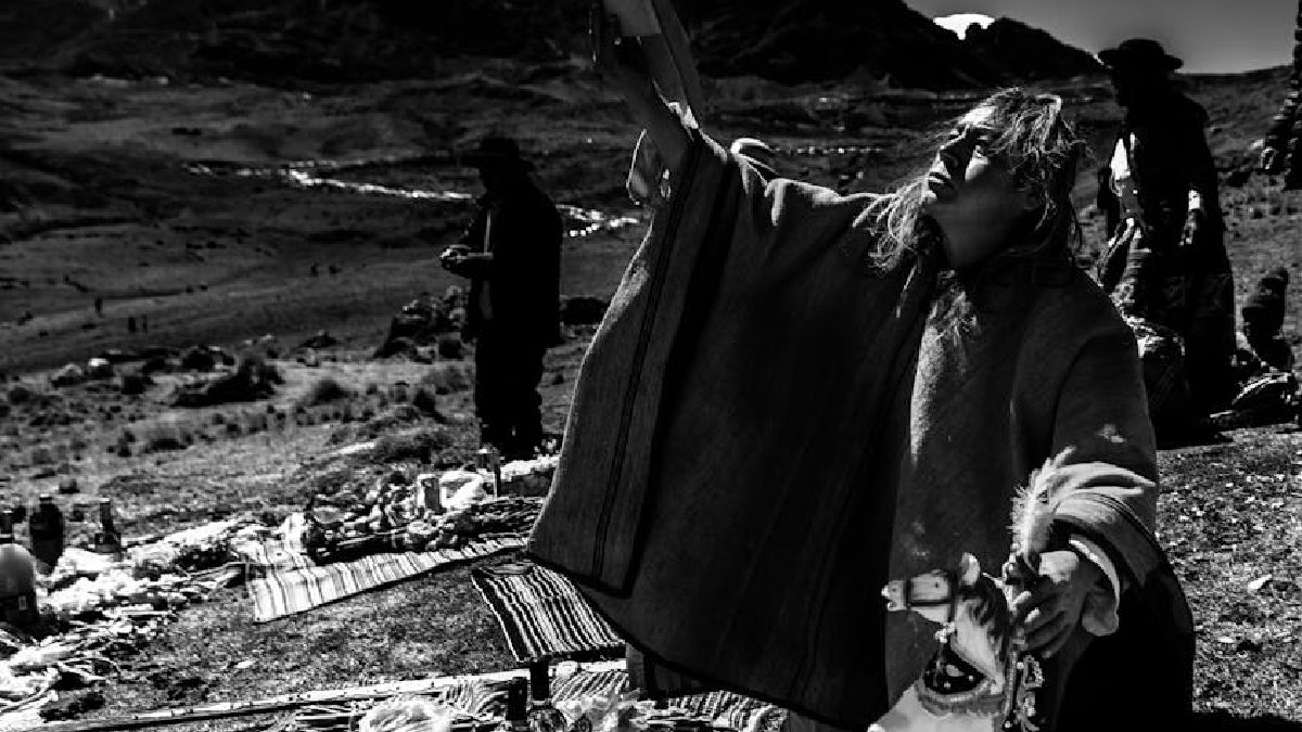 Ritual tradicional em área montanhosa do Peru conversa com Pachamama, termo quéchua/aimará ligado à Mãe Terra, à fertilidade e à relação sagrada com o território (Foto: Neneqo Fotógrafo / Pexels)