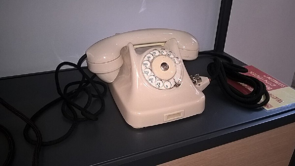 Telefones de disco exigiam que cada número fosse dito ou memorizado com clareza, o que ajudou a popularizar formas orais mais fáceis de entender, como "meia" no lugar de 6 (Foto: Leif Jørgensen / Wikimedia Commons)
