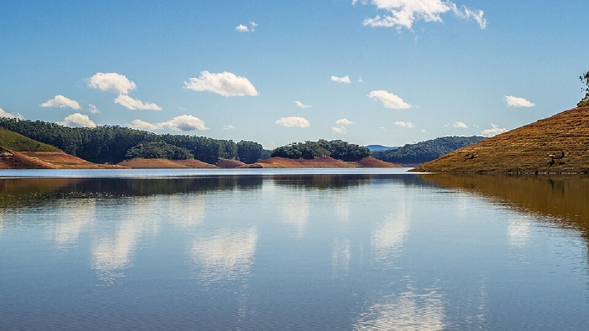 A represa que já foi algoz acabou gerando novos potenciais turísticos na região serrana, como passeios de navio e pesca (Foto: Fabricio macedo / Wikimedia Commons)