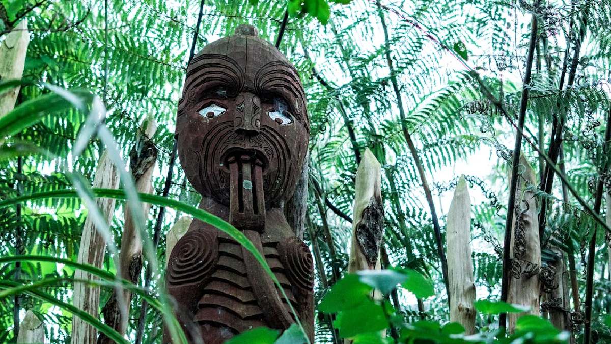 Escultura maori em floresta da Nova Zelândia pode ilustrar termos como mana e kaitiakitanga, associados a autoridade espiritual, pertencimento e responsabilidade diante do ambiente (Foto: Gaurav Kumar / Pexels)