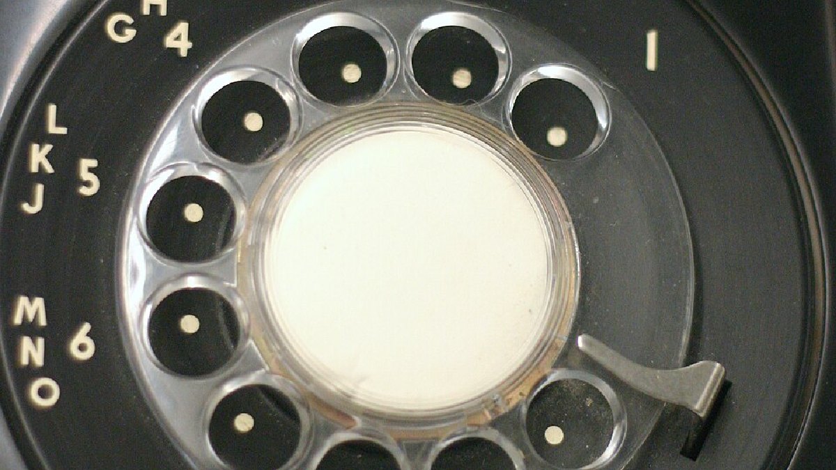 Em telefones com letras e números no mesmo disco, a leitura rápida dos dígitos podia causar ruído na comunicação, sobretudo em ligações com som ruim (Foto: R Sull / Wikimedia Commons)