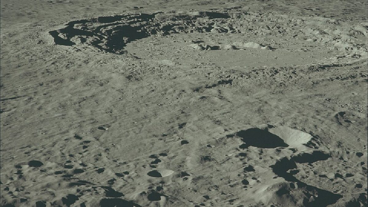 Copernicus espalha raios brilhantes por grande parte do lado visível da Lua, um sinal clássico de impacto relativamente jovem (Foto: NASA / Wikimedia Commons)