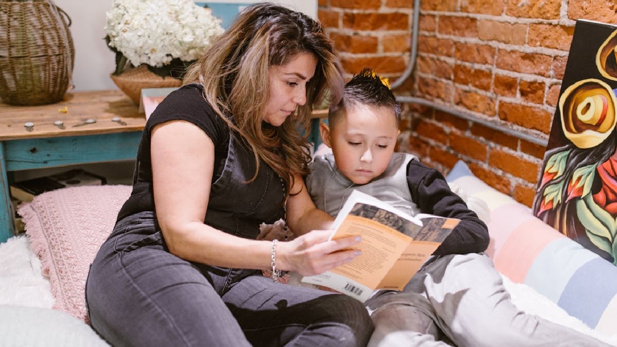 Histórias curtas repetidas ao longo da semana ampliam vocabulário e familiaridade com sons da fala (Foto: RDNE Stock project / Pexels)
