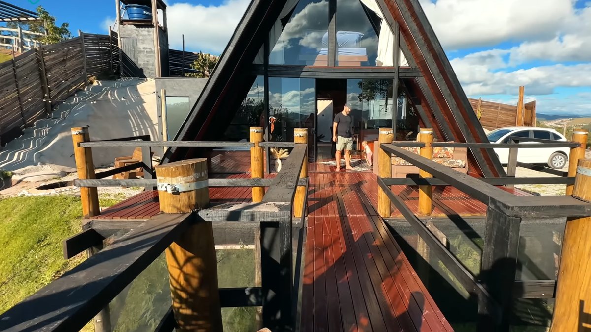 Principal destaque turístico da cidade são os chalés, que rendem uma ótima e bela moradia temporária (Foto: Reprodução / YouTube / Vamos Fugir Blog)