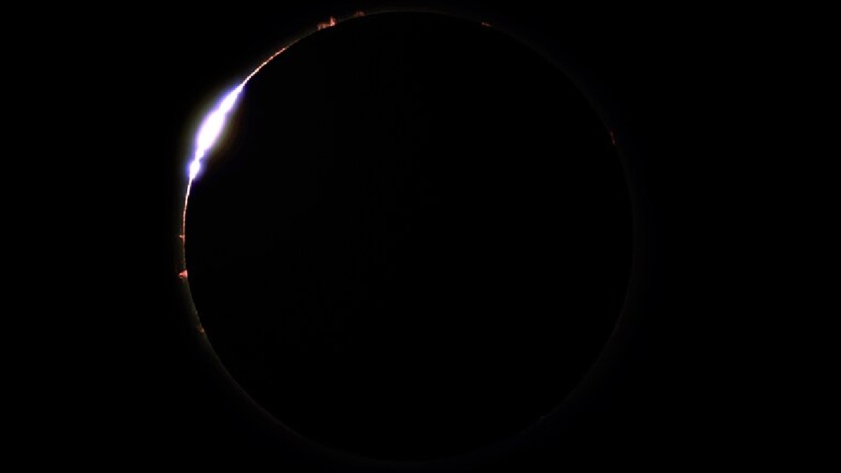 Anel de Diamante registrado em um eclipse total ocorrido em 2024 (Foto: Brucewaters / Wikimedia Commons)