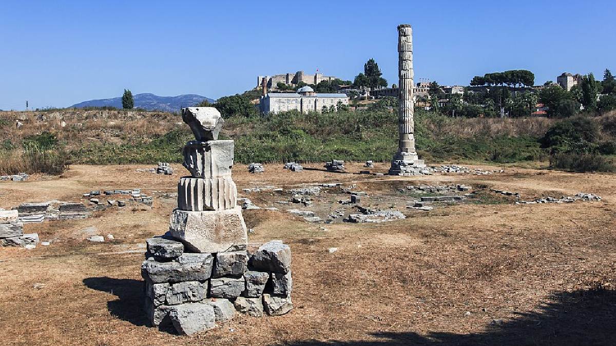 As ruínas da base do templo ainda existem e atraem turistas anualmente (Foto; Roy Egloff / Wikimedia Commons)