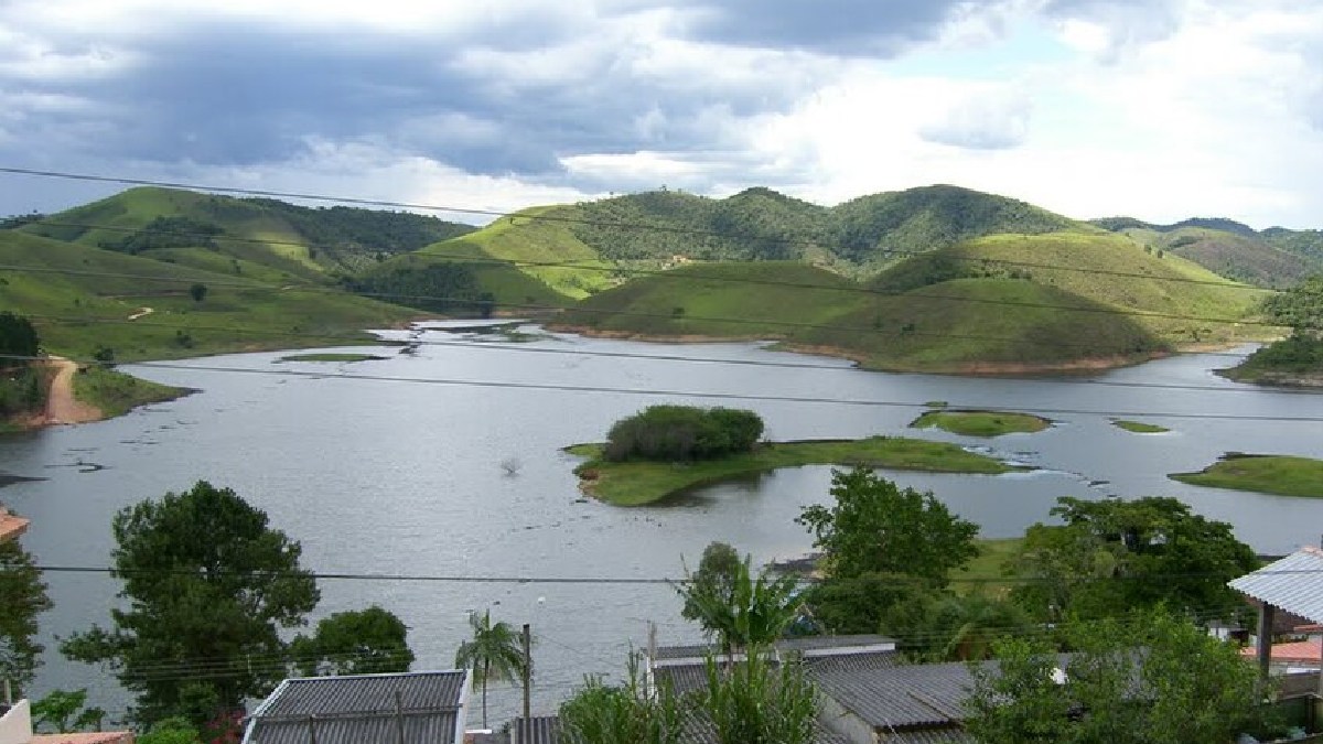 Município é banhado pela Represa de Paraíbuna, tendo sido redesenhado após a construção dela (Foto: Fabricio macedo / Wikimedia Commons)