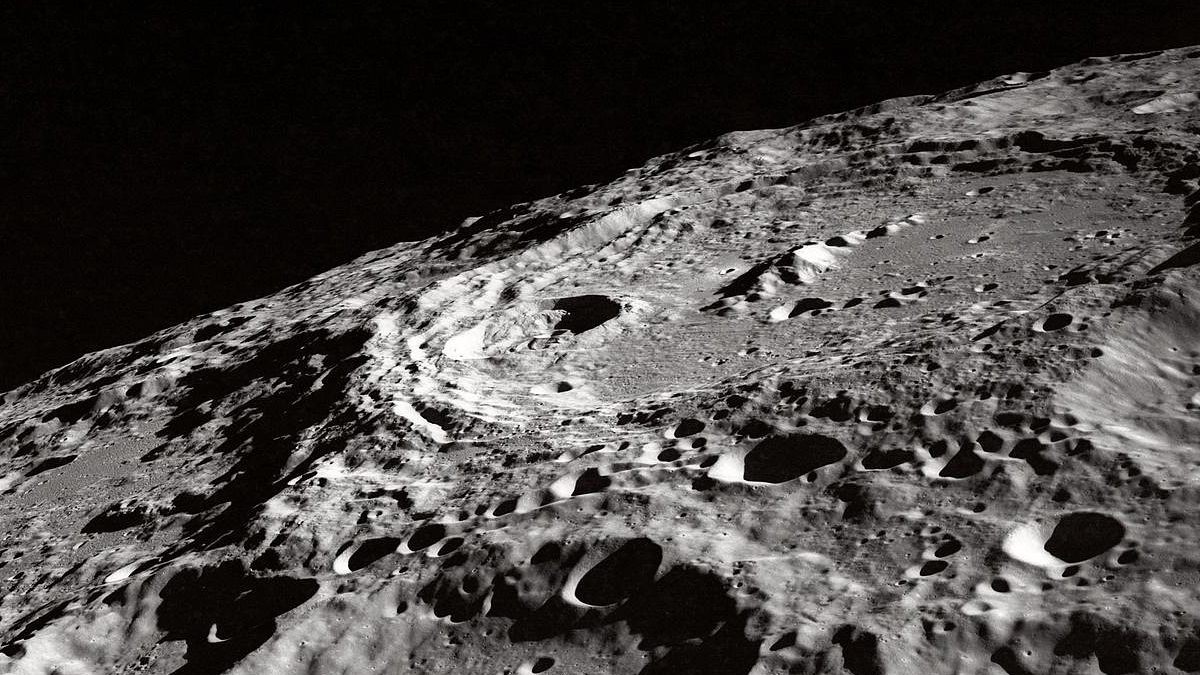 A paisagem lunar preserva marcas de impactos por bilhões de anos, já que não há vento nem água líquida para apagar rapidamente essas formações (Foto: WikiImages / Pixabay)