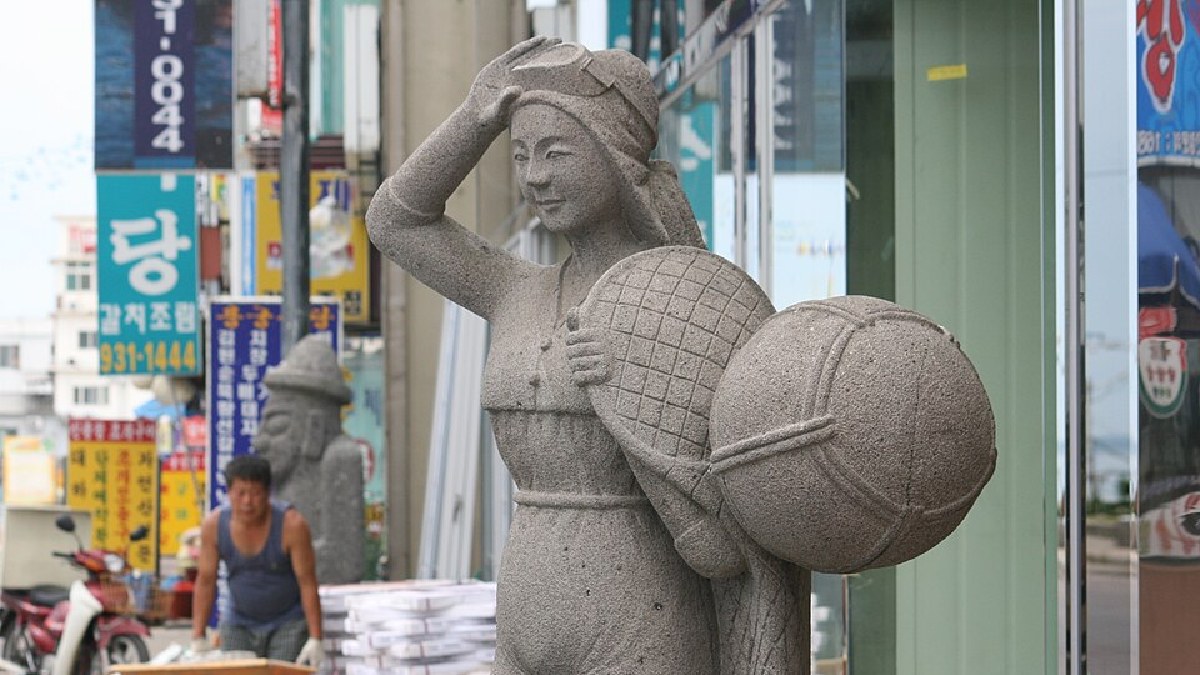 Estátua feita em homenagem às famosas mergulhadoras coreanas (Foto: Stinkie Pinkie / Wikimedia Commons)