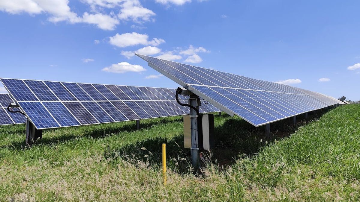 A energia fotovoltaica transforma luz solar em eletricidade; no espaço, a proposta é captar essa luz sem a interferência de nuvens e chuvas (Foto: Rafael Carneiro / Pexels)