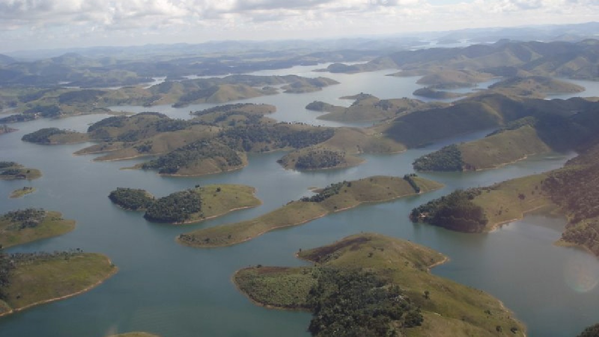 Quando o nível das águas da represa baixa, é possível vislumbrar ruínas da antiga igreja e cemitérios (Foto: Kleber.ferreira / Wikimedia Commons)