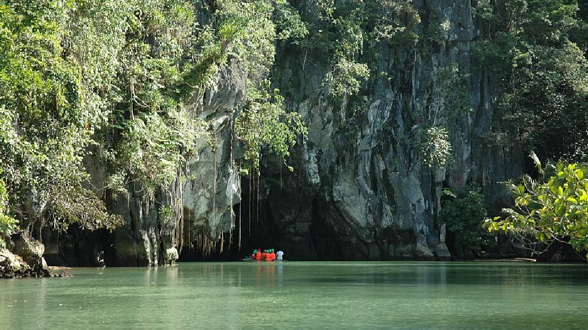 O principal gancho turístico é a navegação em kaiaques pelo interior da caverna (Foto: Ron Van Oers / Wikimedia Commons)