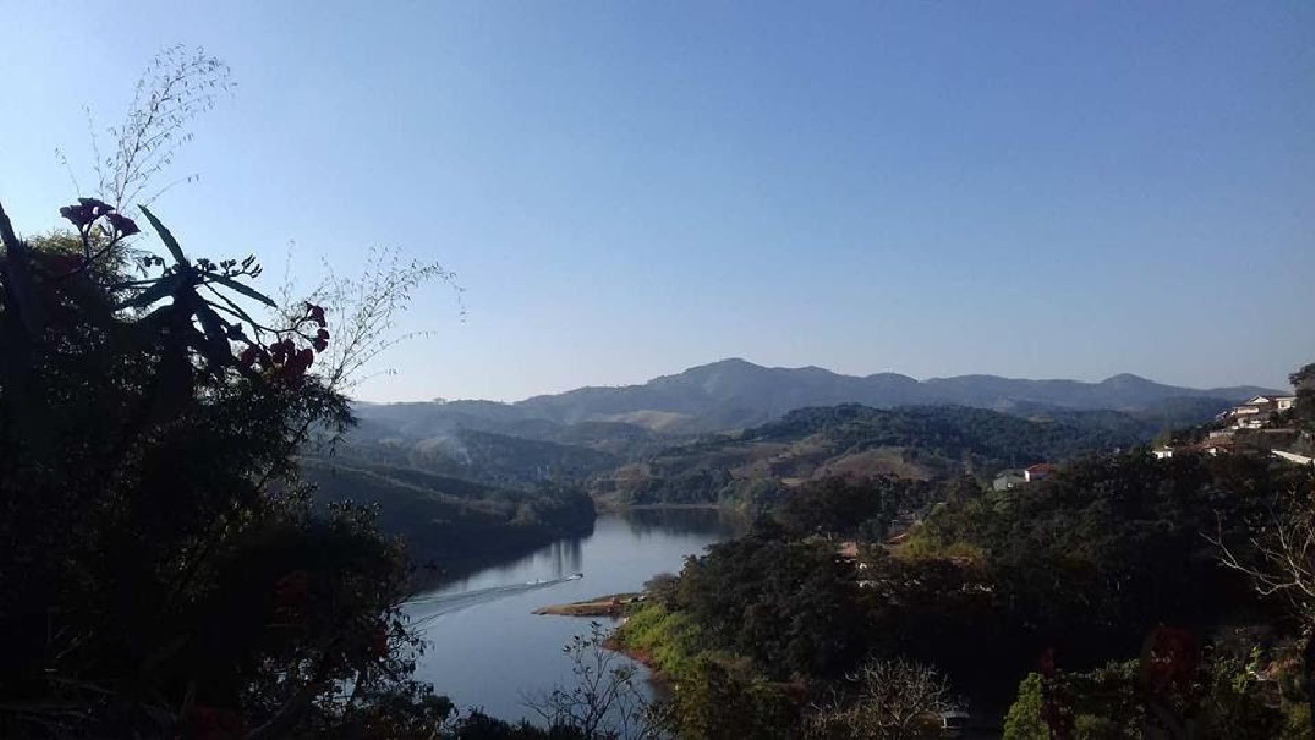 Vista panorâmica de Redenção da Serra, em meio aos montes serranos e as águas (Foto: Raffael222 / Wikimedia Commons)