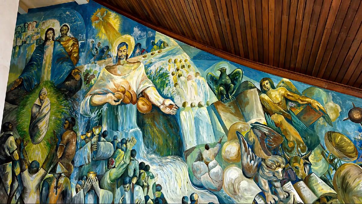 A cidade conta com um acervo de artes do Mestre Justino, artista falecido, que em sua obra retratou a criação da humanidade, passando por diversos temas como a escravidão e a teologia (Foto: Eloisa Rosa / Reprodução / YouTube)
