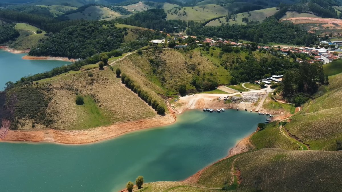 As águas também rendem um destaque turístico por si só, com passeios de balsa, jet ski e mergulhos (Foto: Reprodução / YouTube / Vamos Fugir Blog)