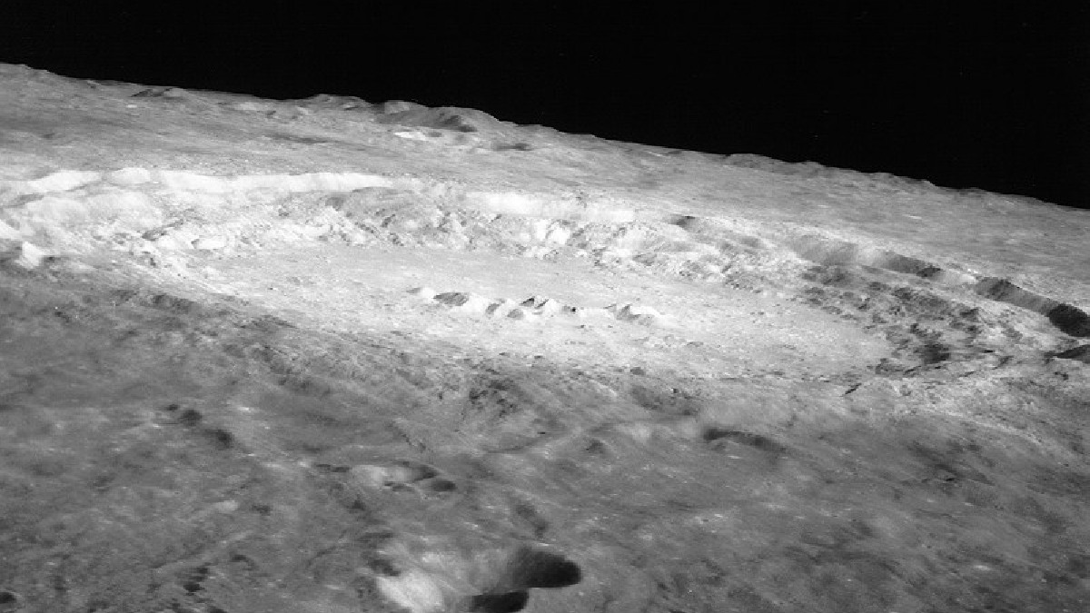 Vista da cratera Copernicus feita pela Apollo 12 mostra Fauth e Fauth A em primeiro plano (Foto: NASA / Wikimedia Commons)