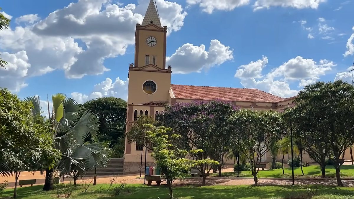 Porém, a cidade também possui seus destaques turísticos, como a Paróquia Santo Antônio de Pádua (Foto: Mais 50 / YouTube / Reprodução)